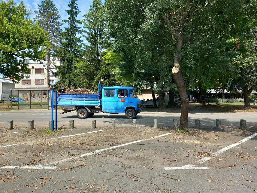 ПРИЈЕДОР, 31. ЈУЛА /СРНА/ - Град Приједор не сноси одговорност за штету насталу на возилима на јавним паркинзима, нити постоји било каква врста осигурања за њих.