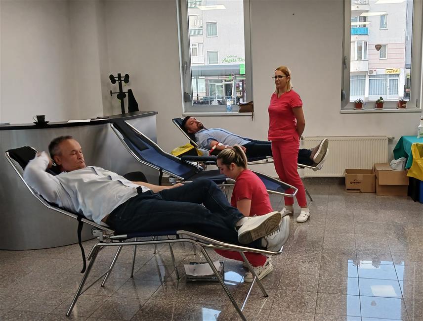 ИСТОЧНО САРАЈЕВО, 3. ЈУЛА /СРНА/ - Црвени крст Републике Српске и Републичка управа Цивилне заштите организовали су данас у Источном Новом Сарајеву заједничку акцију добровољног давања крви за коју је пријављено 35 давалаца.