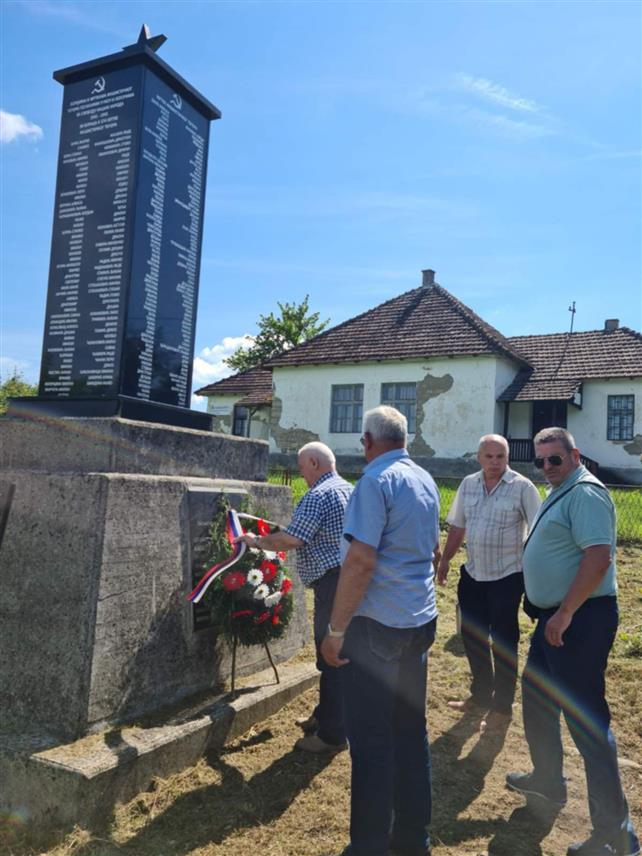 НОВИ ГРАД, 3. ЈУЛА /СРНА/ - Поводом Дана сјећања на погинуле борце ослободилачких ратова српског народа у 20. вијеку, у Новом Граду данас су положени вијенци и прислужене свијеће код спомен-обиљежја српским борцима погинулим у 20. вијеку у Доњем Водичеву.