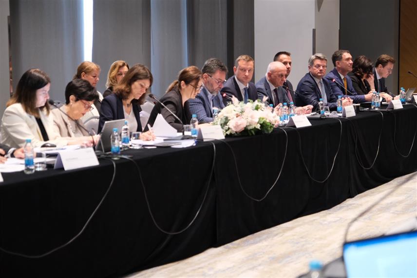 БАЊАЛУКА, 3. ЈУЛА /СРНА/ - Неформални састанак Министарског савјета Енергетске заједнице одржан данас у Бањалуци под предсједавањем замјеника предсједавајуће Савјета министара Сташе Кошарца и замјеника генералног директора Генералног директората Европске комисије за енергију Мехтид Версдерфер.