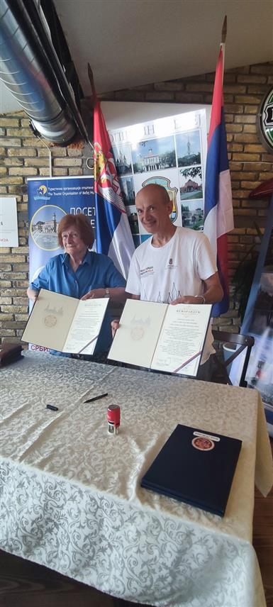 БИЈЕЉИНА, 3. ЈУЛА /СРНА/ - На иницијативу Савеза глувих и наглувих Војводине, дошло је до потписивања Меморандума о братимљењу организација глувих и наглувих Војводине и Републике Српске, као и до братимљења градова Бијељина и Бечеј.