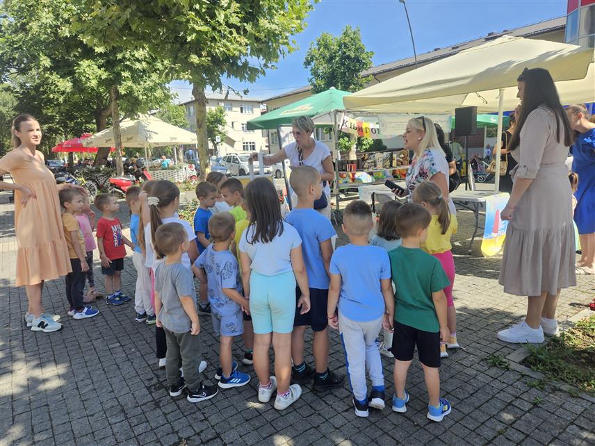 ПРИЈЕДОР, 3. ЈУЛА /СРНА/ - Народна библиотека "Ћирило и Методије" Приједор данас је на Малом тргу организовала "Књигоманију - библиотеку под ведрим небом", која има и хуманитарни карактер.