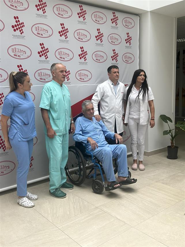 БАЊАЛУКА, 3. ЈУЛА /СРНА/ - Генерални директор Универзитетског клиничког центра /УКЦ/ Републике Српске Владо Ђајић, начелник Клинике за васкуларну хирургију УКЦ-а Миланко Максић и оперисани пацијент Милован Божић /70/ из Добоја на конференцији за новинаре данас у Бањалуци у УКЦ-у.