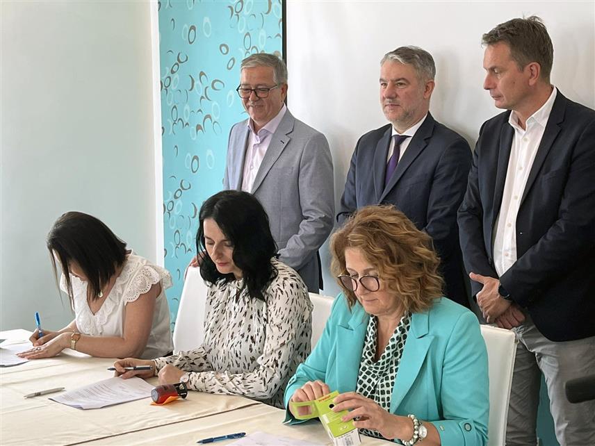 КОЗАРСКА ДУБИЦА, 3. ЈУЛА /СРНА/ - Министар здравља и социјалне заштите Републике Српске Ален Шеранић присуствовао је данас у Козарској Дубици потписивању споразума за унапређење услуга сестринства у тој општини.