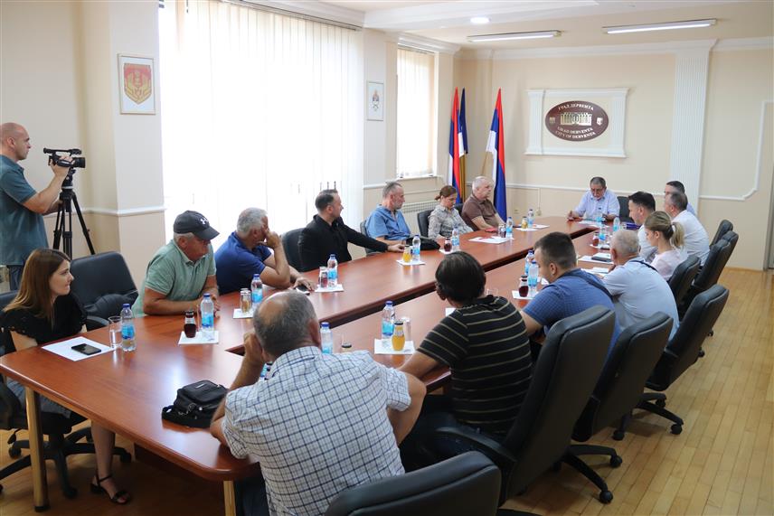 ДЕРВЕНТА, 3. ЈУЛА /СРНА/ - Градоначелник Дервенте Милорад Симић потписао је данас уговор у вриједности 733.799 КМ са локалним предузећем "Геокоп" којим ће на канализациону мрежу бити прикључена 154 домаћинства у два приградска насеља.