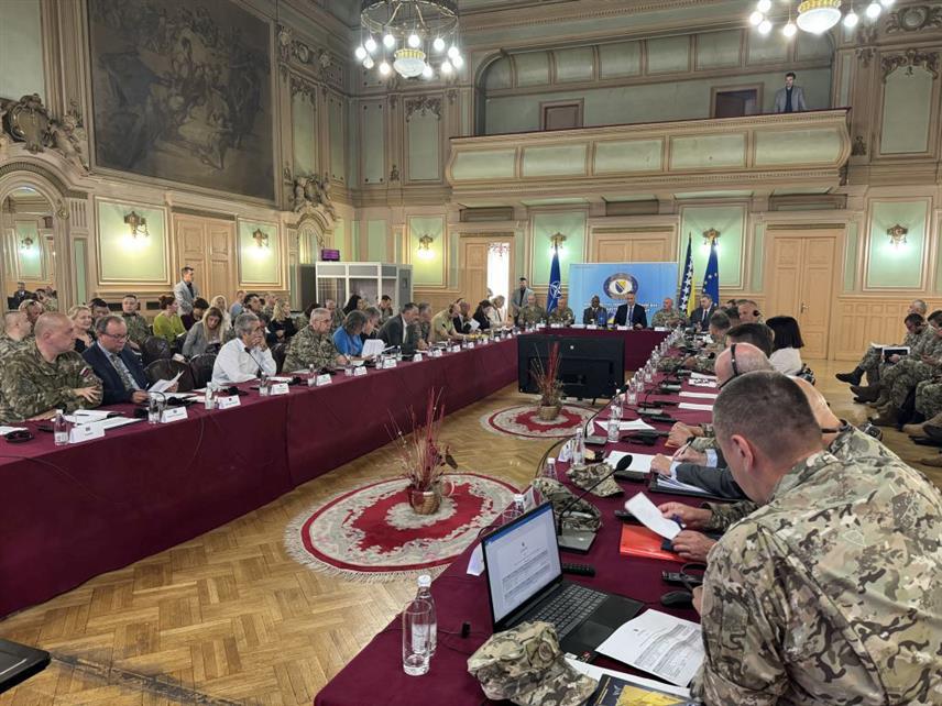 САРАЈЕВО, 3. ЈУЛА /СРНА/ - Делегације Министарства одбране у Савјету министара, Оружаних снага БиХ и Главног штаба НАТО-а из Брисела током дводневног састанка у Сарајеву.