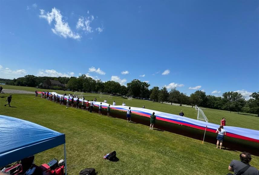 ЧИКАГО, 3. ЈУЛА /СРНА/ - Српска тробојка дуга 110 метара развијена је у Чикагу поводом 110 година постојања организације Српска народна одбрана, коју је 1914. године основао чувени научник Михајло Пупин.