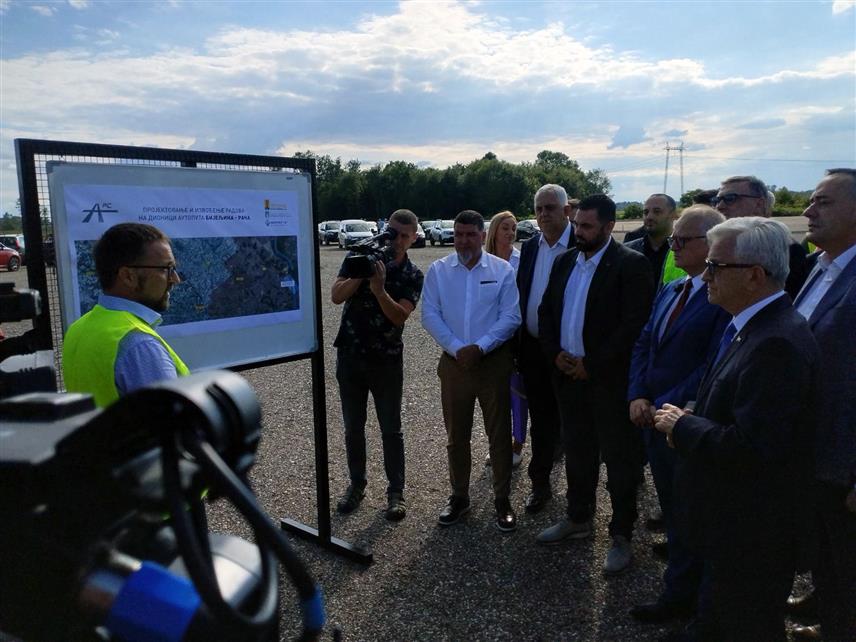 БИЈЕЉИНА, 3. ЈУЛА /СРНА/ - Министар саобраћаја и веза Републике Српске Недељко Чубриловић и министар грађевинарства, саобраћаја и инфраструктуре Србије Горан Весић посјетили су данас градилиште ауто-пута Рача-Бијељина који је дио стратешког пројекта повезивања ауто-путем Бањалуке и Београда.