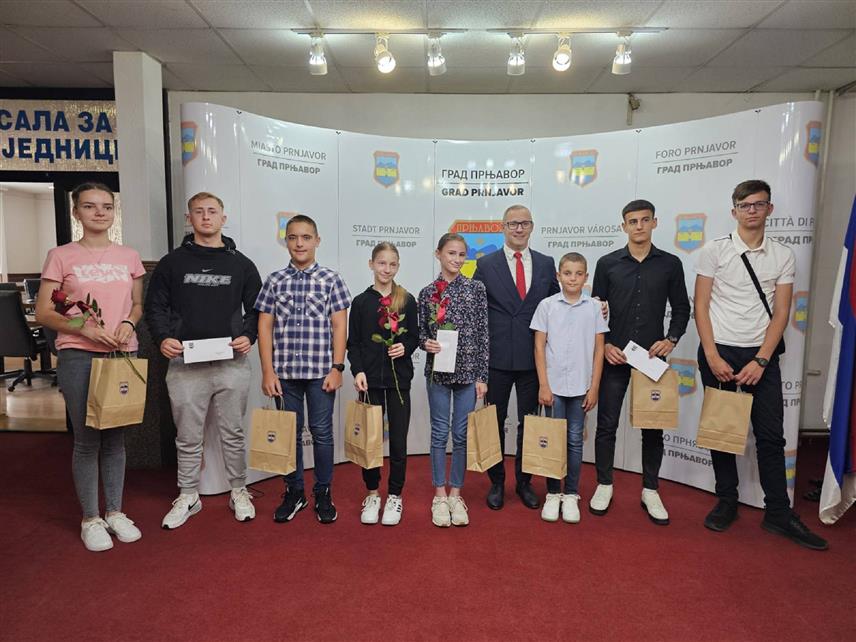 ПРЊАВОР, 3. ЈУЛА /СРНА/ - Градоначелник Прњавора Дарко Томаш уприличио је данас пријем за ученике основних и средњих школа са подручја ове локалне заједнице, побједника републичких и такмичења на нивоу БиХ у протеклој школској години.