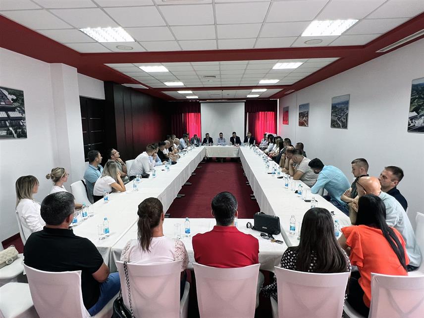 УГЉЕВИК, 3. ЈУЛА /СРНА/ - Генерални секретар СНСД-а Срђан Амиџић и организациони секретар странке Игор Додик данас су у Угљевику одржали радни састанак на којем је представљен и кандидат СНСД за начелника Угљевика Драган Гајић.