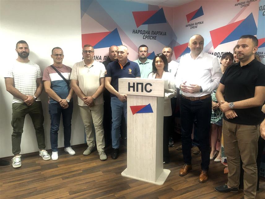 ПРИЈЕДОР, 3. ЈУЛА /СРНА/ - Предсједник Народне партије Српске Дарко Бањац присуствовао је сједници предсједништва Градског одбора НПС-а.