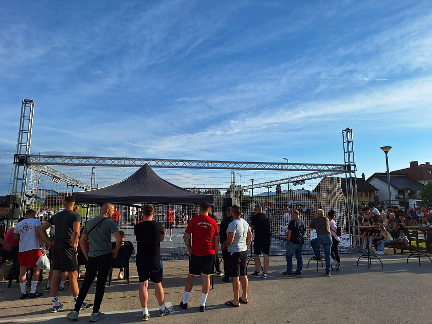 ШАМАЦ, 3. ЈУЛА /СРНА/ - У оквиру манифестације "Шамачко љето" почео је тродневни турнир у уличном фудбалу "три на три" на којем учествује 35 екипа.