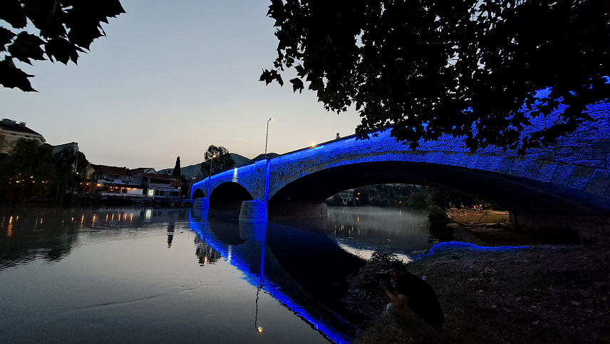 ТРЕБИЊЕ, 4. ЈУЛА /СРНА/ - Освјетљење Каменог моста у Требињу требало би да буде завршено до краја јула, а до краја августа и моста Ива Андрића, уколико временски услови дозволе.