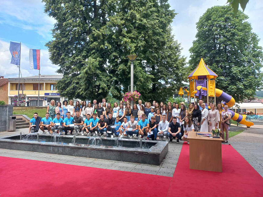 МРКОЊИЋ ГРАД, 4. ЈУЛА /СРНА/- Начелник општине Мркоњић Град Драган Вођевић уприличио је данс пријем за најбоље ученике основних и средњих школа, за које је из буџета ове општине издвојено 5.000 КМ.