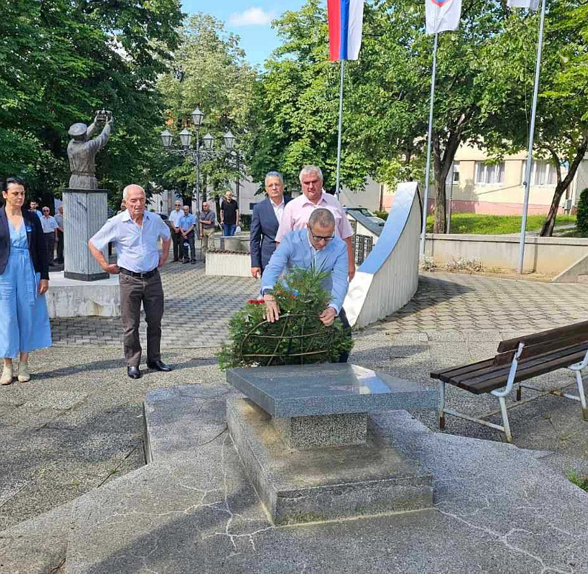 ПРЊАВОР, 4. ЈУЛА /СРНА/ - У Прњавору су поводом 4. јула, Дан борца, положени вијенци код споменика народним херојима и спомен-обиљежја жртвама фашизма у градском парку.	
