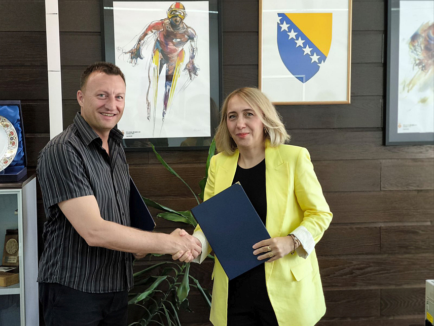 САРАЈЕВО, 4. ЈУЛА /СРНА/ - Министар екологије и туризма Федерације БиХ /ФБиХ/ Насиха Поздер потписала је данас са вршиоцем дужности директора Националног парка /НП/ "Уна" Аленом Зулићем уговор о додјели 750.000 КМ за пословање овог јавног предузећа у овој години.