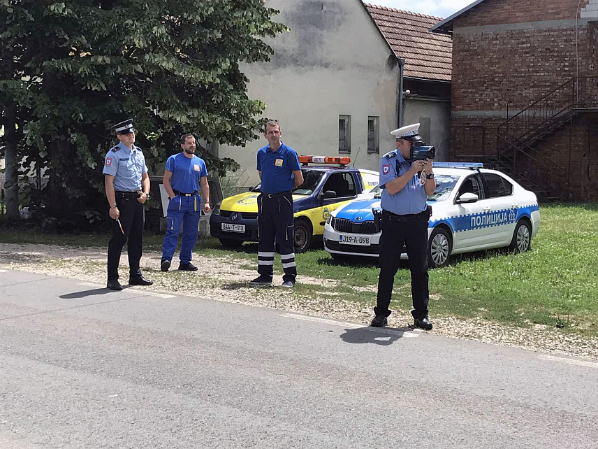 КОЗАРСКА ДУБИЦА , 4. ЈУЛА /СРНА/ - Полицијски службеници у Козарској Дубици контролисали су данас возаче у оквиру кампање "Лако је брзину смањити", коју до краја августа реализује Ауто-мото савез у сарадњи са министарствима саобраћаја и веза и унутрашњих послова Републике Српске.