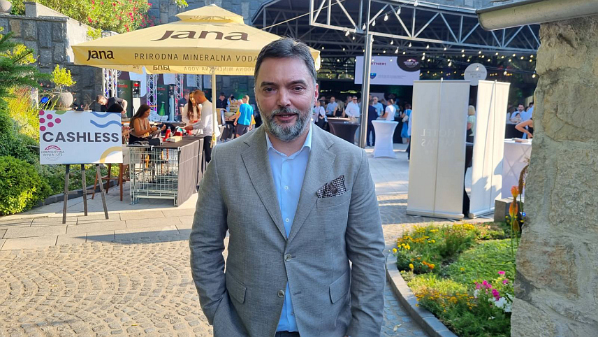 МОСТАР, 4. ЈУЛА /СРНА/ - Министар спољне трговине и економских односа у Савјету министара Сташа Кошарац обишао је фестивал "Вински путеви Херцеговине".