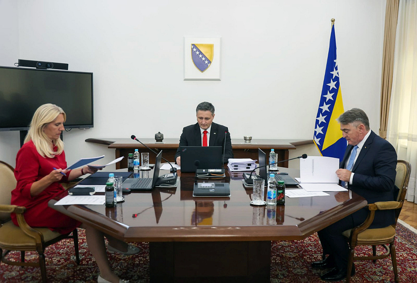 САРАЈЕВО, 4. ЈУЛА /СРНА/ - Предсједништво БиХ одржало је данас у Сарајеву редовну сједницу.