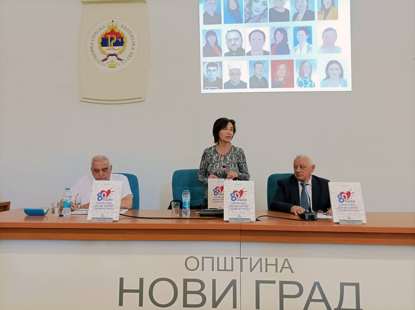 НОВИ ГРАД, 4. ЈУЛА /СРНА/ - У Новом Граду вечерас је представљена монографија "80 година Гимназије `Петар Кочић` у Новом Граду" аутора Драге Тодића.