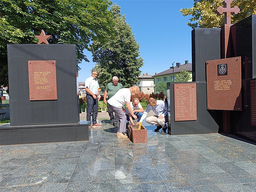 СРБАЦ, 4. ЈУЛА /СРНА/ - Делегација Савеза удружења бораца СУБНОР-а Србац положила је данас вијенце на споменике подигнуте у част жртава фашистичког терора и на тај начин обиљежила 4. јул, који се у свим републикама бивше Југославије славио као Дан борца.