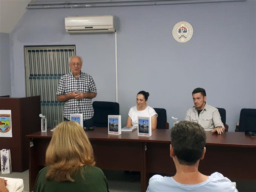 КОСTАЈНИЦА, 5. ЈУЛА /СРНА/ - У костајничкој Народној библиотеци "Невенка Станисављевић”" одржано је књижевно вече са Здравком Згоњанином Баћом који је промовисао своју нову књигу "Фото-записи".