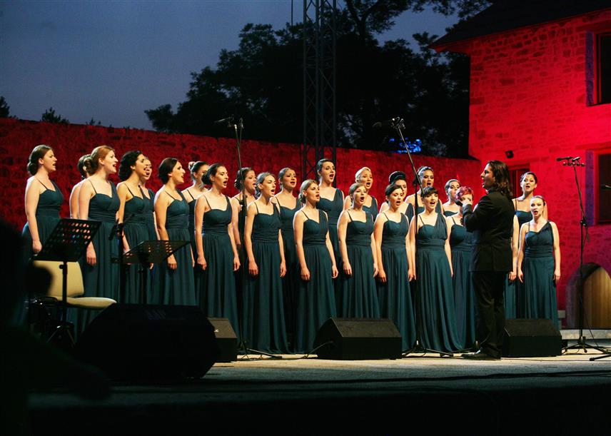 БАЊАЛУКА, 5. ЈУЛА /СРНА/ - Женски камерни хор "Бањалучанке" учествоваће на 13. Интернационалном хорском такмичењу "Мусика етерна Рома" /Musica eterna Roma/, које ће од 17. до 21. јула у Риму окупити 15 хорова из 10 земаља свијета.