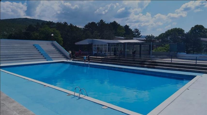 TРЕБИЊЕ, 5. ЈУЛА /СРНА/ - У општини Љубиње дјеци и грађанима на располагању су два базена, олимпијски и још један мањи базен за дјецу у коме се изводи и школа пливања.