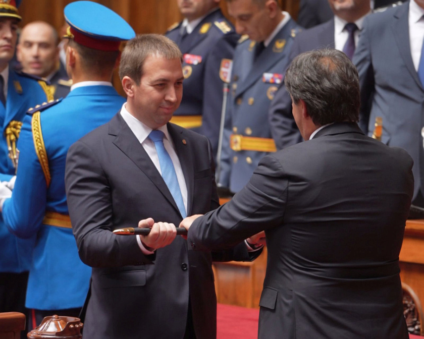 БАЊАЛУКА, 5. ЈУЛА /СРНА/ - Предсједник Социјалистичке партије Српске /СПС/ Горан Селак био је међу полазницима Школе националне одбране Србије "Војвода Радомир Путник" којима су поводом завршетка школовања 13. класе Високих студија безбедности и одбране /ВСБО/ уручене реплике српских средњовијековних мачева.