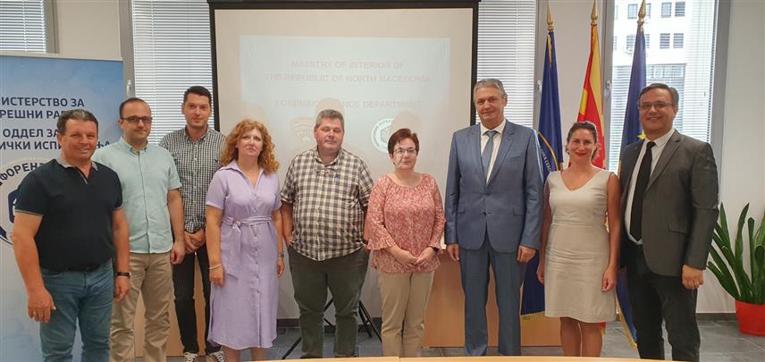 СКОПЉЕ, 5. ЈУЛА /СРНА/ - Директор Агенције за форензичка испитивања и вјештачења БиХ Радиша Самарџија у радној посјети Одјељењу за криминалистичко-техничка испитивања и вјештачења при Бироу за јавну безбједност МУП-а Сјеверне Македоније.