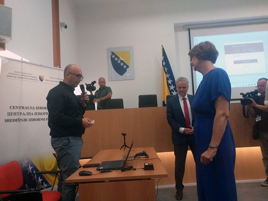 САРАЈЕВО, 5. ЈУЛА /СРНА/ - У Централној изборној комисији /ЦИК/ БиХ данас је представљена опрема за пилот-пројекат заснован на Стратегији унапређења транспарентности, интегритета и ефикасности изборног процеса у БиХ, који ће бити реализован на 165 бирачких мјеста у 10 основних изборних јединица.