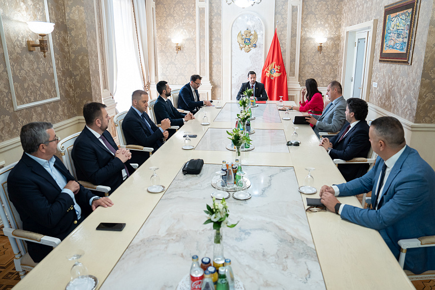 ПОДГОРИЦА, 5. ЈУЛА /СРНА/ - Предсједник Црне Горе Јаков Милатовић састао се данас са парламентарном опозицијом.