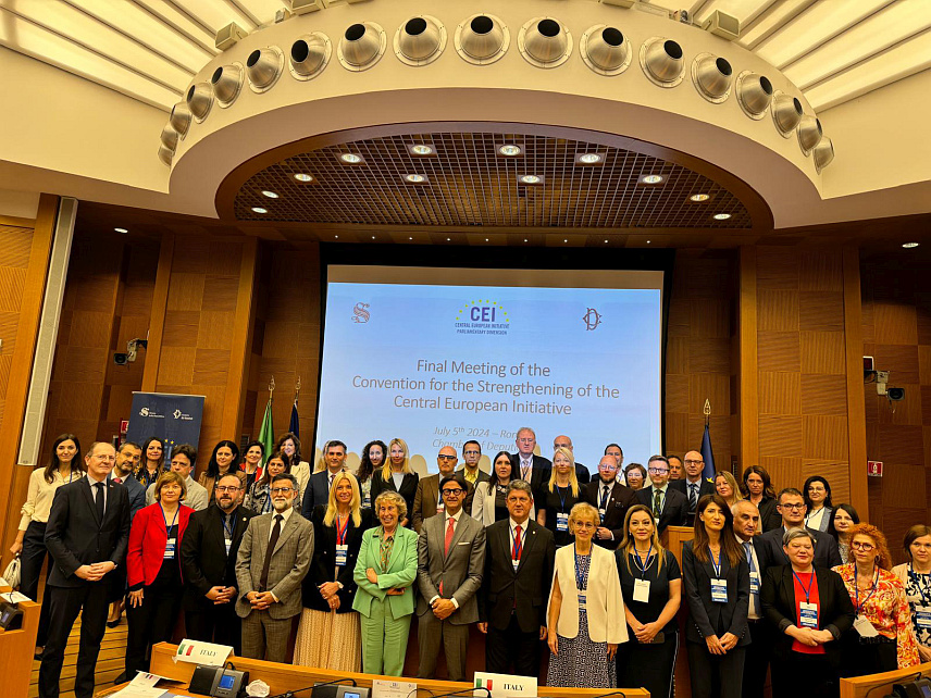САРАЈЕВО, 5. ЈУЛА /СРНА/ - Сједница Конвенције за јачање Централноевропске иницијативе /ЦЕИ/ одржана данас у Риму. Састанку Конвенције за јачање ЦЕИ присуствовали су предсједавајућа Комисије за спољне послове Представничког дома Парламентарне скупштине БиХ Даријана Филиповић и замјеник предсједавајућег Делегације парламента БиХ у Парламентарној димензији ЦЕИ Предраг Кожул.