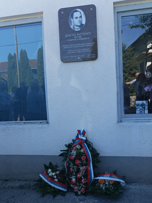 НОВИ ГРАД, 5. ЈУЛА /СРНА/ - На згради Пољопривредне задруге "Агројапра" у Доњим Агићима код Новог Града данас је откривена спомен-плоча Драгану Антонићу, оснивачу и дугогодишњем директору Земљорадничке задруге "Агићи", а након тога је одржан округли сто поводом Међународног дана задругарства.