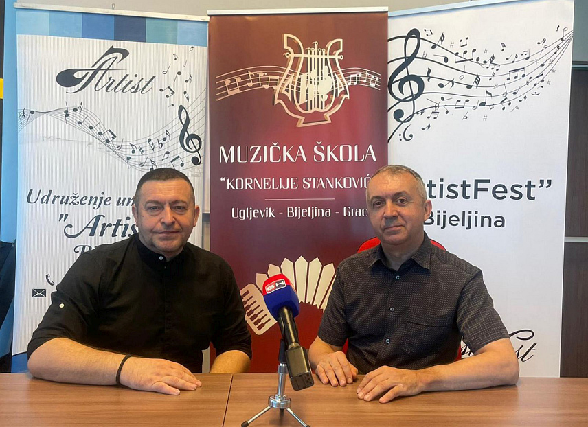 БИЈЕЉИНА, 5. ЈУЛА /СРНА/ - Предавач и ментор на мастеркласу један је од најпризнатијих свјетских виртуоза данашњице Јуриј Шишкин из Русије и директор Основне музичке школе "Корнелије Станковић" и свјетски признати акордеониста Славиша Перић на конференцији за новинаре данас у Бијељини поводом отварања Треће међународне љетне школе хармонике "Бијељина 2024".