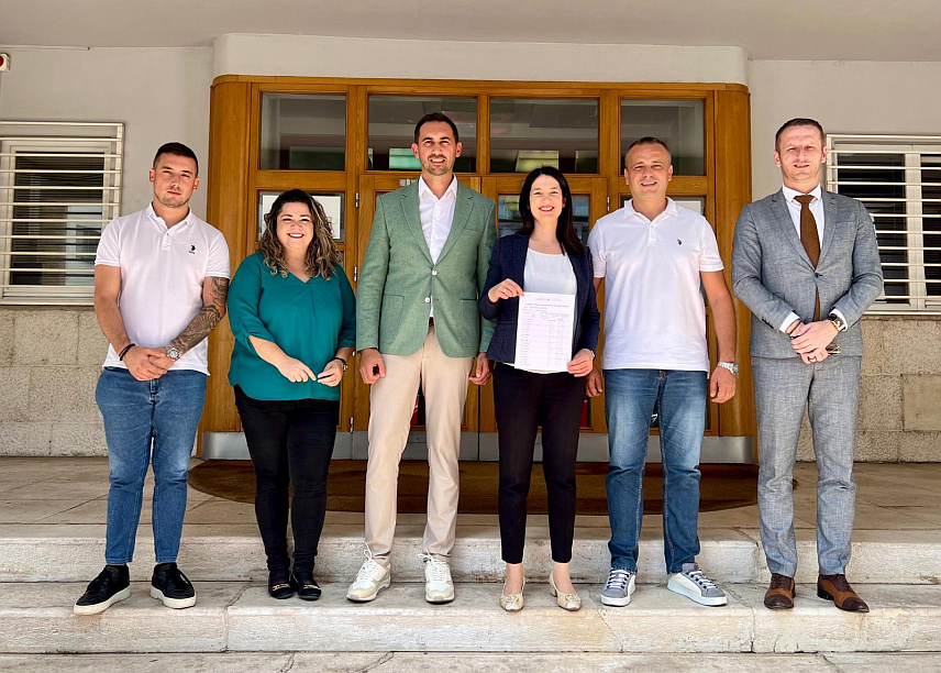 БАЊАЛУКА, 5. ЈУЛА /СРНА/ - Народни фронт - Јелена Тривић предао је данас Централној изборној комисији БиХ кандидатске листе и овјерене изјаве за све кандидате за предстојеће локалне изборе.