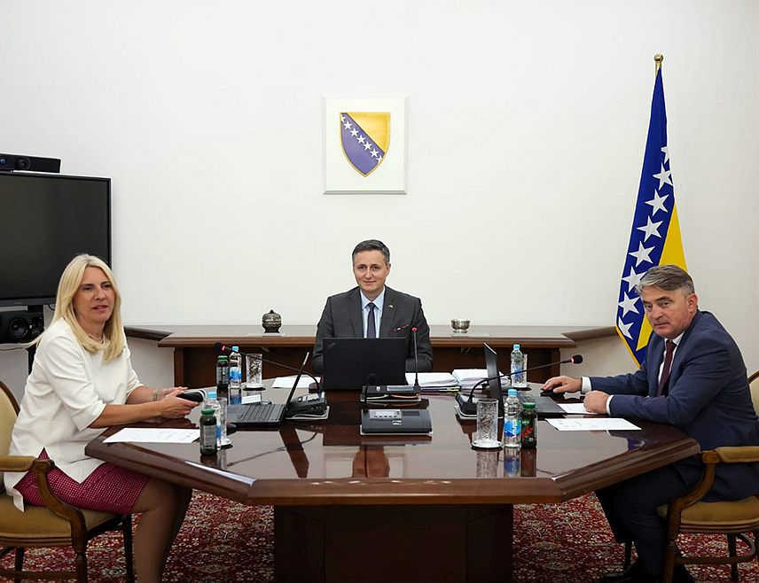 САРАЈЕВО, 5. ЈУЛА /СРНА/ - Сједница Предсједништва БиХ.