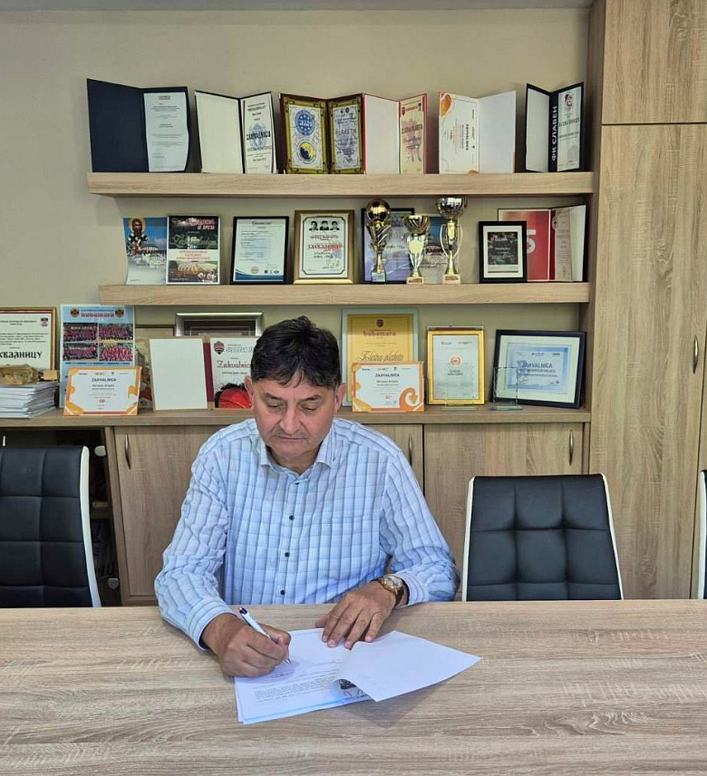 НОВИ ГРАД, 5. ЈУЛА /СРНА/ - Начелник општине Нови Град Мирослав Дрљача потписао је данас Уговор за санацију клизишта у Улици кнеза Лазара у вриједности 110.355 КМ.	
