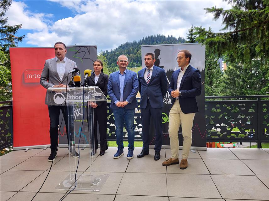 ЈАХОРИНА, 5. ЈУЛА/СРНА/ - Министар трговине и туризма Републике Српске Денис Шулић, руководство Олимпијског центра "Јахорина" Дејан Љевнаић и Недељко Елек, замјеник начелника Трнова Љиљана Милић и представник "М:тела" Стефан Лучина.