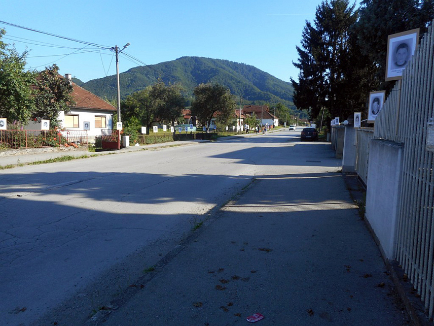 БРАТУНАЦ, 5. ЈУЛА /СРНА/ - Фотографије 600 убијених и погинулих Срба, већином цивила из братуначке и сребреничке општине вечерас су постављене поред пута од Братунца према Сребреници као свједочанства почињених злочина над српским цивилима на том подручју.