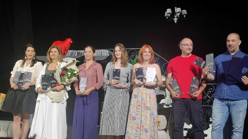 ЈАЈЦЕ, 5. ЈУЛА /СРНА/ - Представа "Мали ратови и кабине Заре" младе ауторке Виде Давидовић у режији Ивице Буљана и копродукцији Народног позоришта Републике Српске и Стеријиног позорја из Новог Сада освојила је три награде на Позоришним играма БиХ које су вечерас завршене у Јајцу.