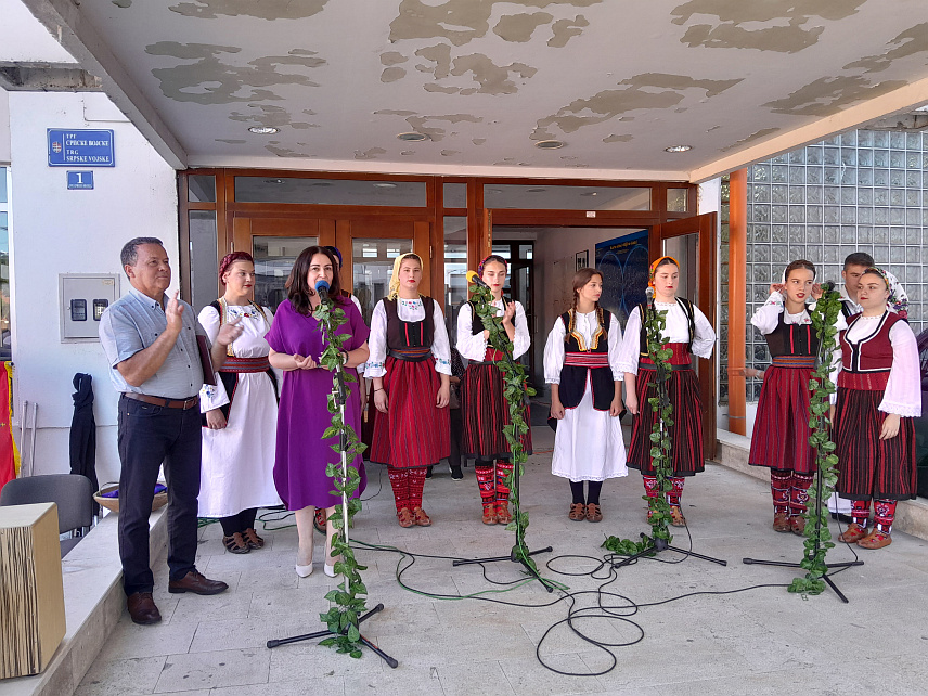 МРКОЊИЋ ГРАД, 5. ЈУЛА /СРНА/ - У Мркоњић Граду вечерас је одржана 18. косачка смотра фолклора на којој је наступило осам културно-умјетничких друштава, чиме је почела традиционална манифестација "Косидба на Балкани - Меморијал Лазар Лакета".