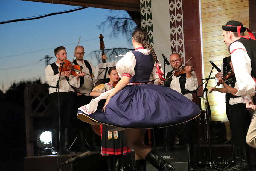 БАЊАЛУКА, 5. ЈУЛА /СРНА/ - "Бањалучки етно дани", који обједињују двије интернационалне манифестације - "Козара етно" и "Фестивал српског фолклора", почели су данас и трајаће до недјеље, 7. јула.