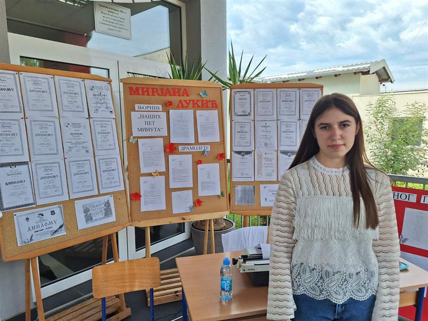 ШАМАЦ, 5. ЈУЛА /СРНА/ - Мирјана Лукић из Црквине у општини Шамац, ученик генерације у Основној школи "Србија" и ђак шамачке гимназије, има много хобија, а писање је главни.