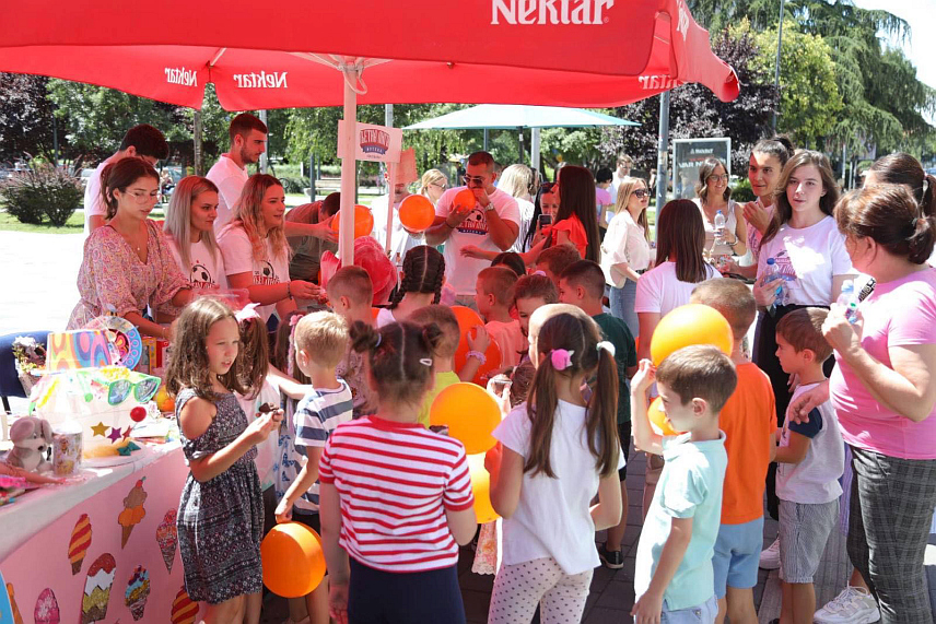 БИЈЕЉИНА, 6. ЈУЛА /СРНА/ - На хуманитарном базару за помоћ у лијечењу дјечака Сергеја Васића из Амајлија прикупљено је 9.589 КМ.