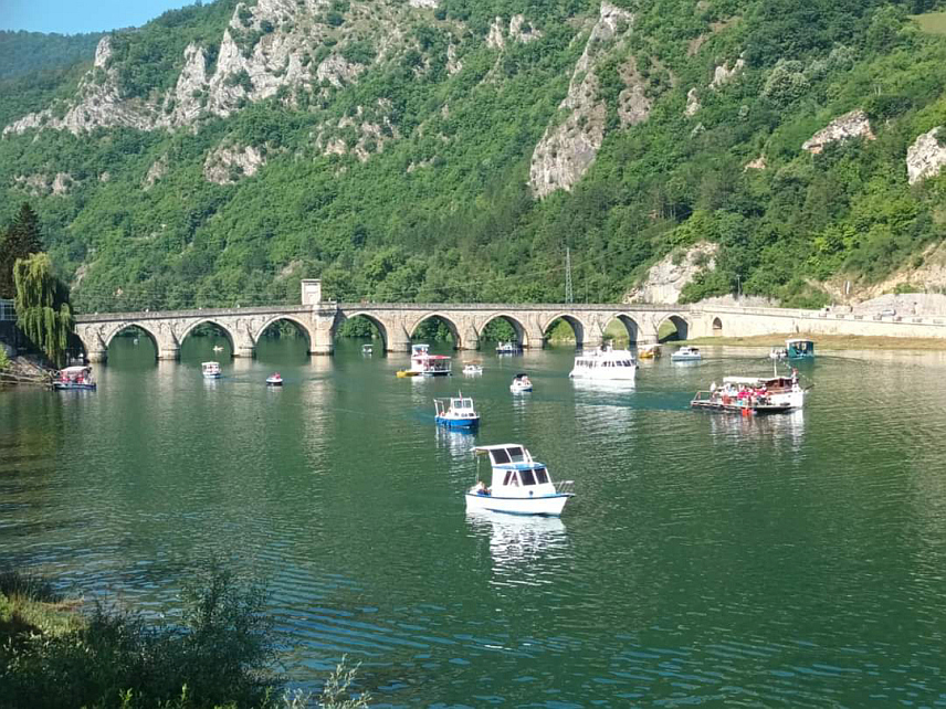 ВИШЕГРАД, 4. ЈУЛА /СРНА/ - Више од 400 учесника Вишегардске регате кренуло је данас од моста Мехмед паше Соколовића до Старог Брода, гдје је одредиште регате.