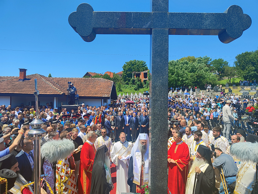 БРАТУНАЦ, 6. ЈУЛА /СРНА/ - На братуначком гробљу у току је помен за 3.267 убијених Срба из средњег Подриња и Бирча, који служи Његова светост патријарх српски Порфирије, уз саслужење више архијереја.