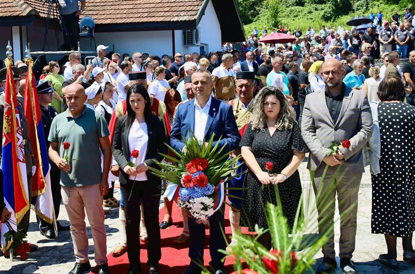 БРАТУНАЦ, 6. ЈУЛА /СРНА/ - Предсједник Народног фронта Јелена Тривић рекла је да су свирепа убиства Срба у средњем Подрињу и Бирчу почињена на највеће православне празнике пораз људскости.