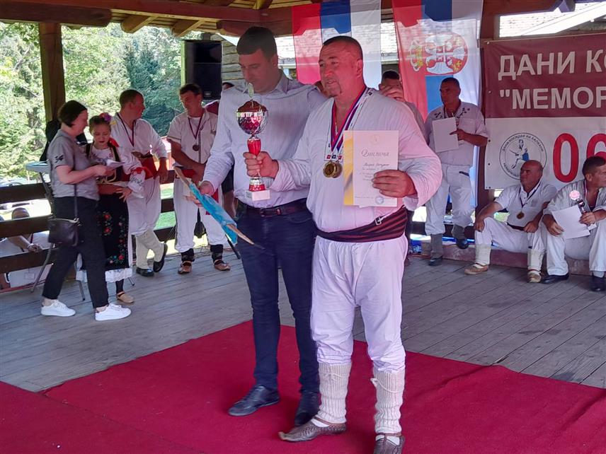 МРКОЊИЋ ГРАД, 6. ЈУЛА /СРНА/ - Мирко Кецман из Босанског Петровца освојио је прво мјесто у ручном кошењу траве на традиционалној манифестацији "Дани косидбе на Балкани - Меморијал Лазар Лакета", на којој је учествовало 19 косаца.