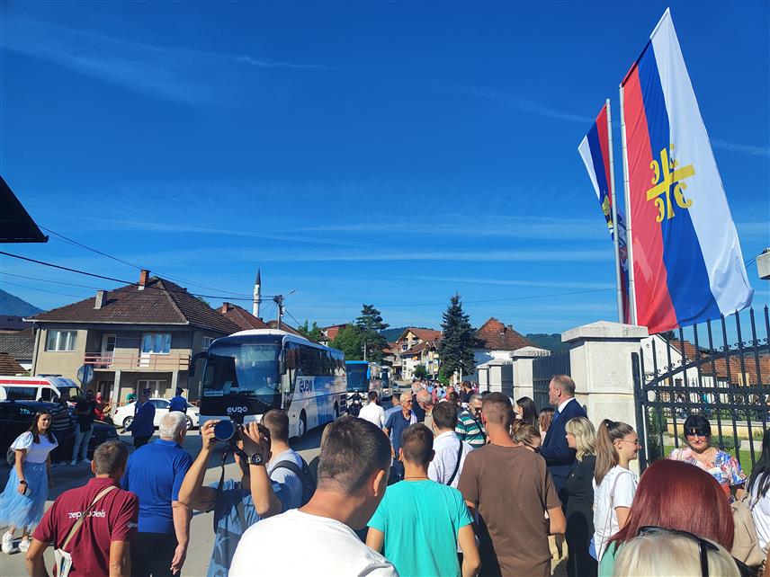 БРАТУНАЦ, 6. ЈУЛА /СРНА/ - Велики број грађана Србије допутовао је данас организовано у Братунац, гдје ће присуствовати обиљежавању 32 године од страдања Срба у средњем Подрињу и Бирчу.